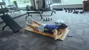 Kesehariannya menjalani serangkaian olahraga pun ia unggah lewat akun Instagram miliknya. Seperti saat dirinya berolah raga di ruangan gym ini. (Liputan6.com/IG/@randpunk)