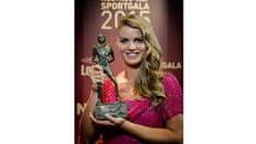 Sprinter asal Belanda, Dafne Schippers, saat menerima penghargaan Sportswomen of the Year dalam NOC NSF Sport Gala 2015 di RAI, Amsterdam, Belanda. (EPA/Robin Van Lonkhuijsen)