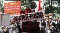 Pedagang pulsa menyampaikan tuntutannya saat menggelar aksi di depan Kantor Kemenkominfo, Jakarta, Senin (2/4). Mereka menolak Peraturan Menteri Kominfo Nomor 21 Tahun 2017 Tentang Pembatasan Jumlah Penggunaan Kartu Operator. (Liputan6.com/Arya Manggala)