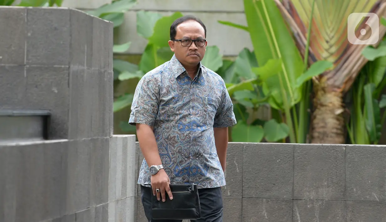 Direktur Utama PT Waskita Beton Precast Jarot Subana tiba di Gedung KPK, Jakarta, Rabu (5/2/2020). Jarot diperiksa untuk tersangka mantan Kepala Divisi II PT Waskita Karya Fathor Rachman dalam kasus dugaan korupsi pengerjaan subkontraktor 24 proyek fiktif. (merdeka.com/Dwi Narwoko)