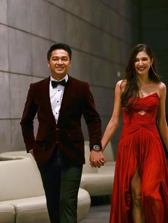 Tak sendirian, ia turut menggandeng mesra sang kekasih, Deva Mahenra yang mengimbangi gaya red carpetnya dengan setelan klasik. (Foto: IG @miktambayong)