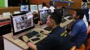 Petugas memantau CCTV jalur mudik di Posko Tingkat Nasional Angkutan Lebaran Terpadu 2019, Kantor Kemenhub, Jakarta, Selasa (28/5/2019). Posko tersebut diselenggarakan untuk memudahkan koordinasi antarinstansi dalam memantau arus mudik dan arus balik. (Liputan6.com/Angga Yuniar)