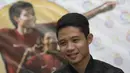 Bintang masa depan Indonesia, Evan Dimas, tersenyum malu saat jumpa pers bersama Menpora, Imam Nahrawi. Pada sambutannya Menpora berharap Evan bisa menjadi contoh bagi pesepak bola Indonesia lainnya. (Bola.com/Vitalis Yogi Trisna)