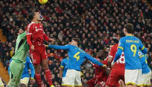 Kapten Liverpool Virgil van Dijk (kedua dari kiri) dan Alisson Becker berusaha menghalau serangan Wolverhampton di pekan ke-18 Liga Inggris 2025/2026 di Anfield, Sabtu (27/12/2025).