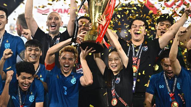 Foto: Semringahnya Madam Pang setelah Sukses Persembahkan Gelar Back to Back Thailand di Piala AFF 2022, Theerathon dan Kolega Diguyur Bonus