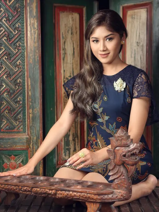 Perpaduan eyeshadow warna coklat dan lipstik nuansa nude memberi nuansa elegan tersendiri. @erinagudono.