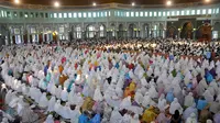 Warga Tangerang melakukan Salat Idul Adha di Masjid Al-Azom, Tangerang Banten, Kamis (24/9/2015). (Liputan6.com/Faisal R Syam)