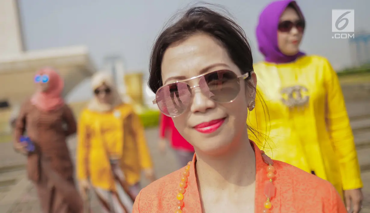 Seorang wanita mengenakan baju kebaya berpose saat mengikuti hari Gerakan Nasional kembali ke busana identitas Indonesia di Jakarta, Selasa (2/7/2019). Gerakan ini dinamakan sebagai Selasa Berkebaya untuk mengajak anak-anak muda tetap menjaga kelestarian busana kebaya. (Liputan6.com/Faizal Fanani)