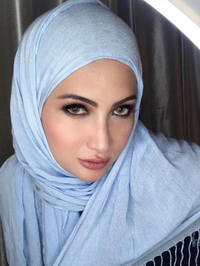 Indah Dewi Pertiwi dan 5 Artis yang Mendadak Berhijab Apa 