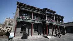 Orang-orang mengunjungi Museum Rumah Marsekal Zhang di Shenyang, ibu kota Provinsi Liaoning, China timur laut (17/3/2020). Delapan museum di Shenyang kembali dibuka untuk umum pada Selasa (17/3) dengan mengambil langkah-langkah untuk mencegah penyebaran Covid-19. (Xinhua/Pan Yulong)