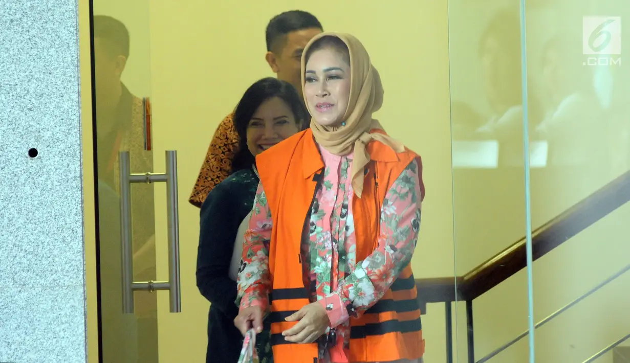 Wali Kota Tegal (nonaktif), Siti Masitha usai menjalani pemeriksaan di Gedung KPK, Jakarta, Jumat (24/11). Pemeriksaan terkait dugaan suap pengelolaan dana jasa RSUD Kardinah dan pengadaan barang jasa Kota Tegal TA 2017. (Liputan6.com/Helmi Fithriansyah)