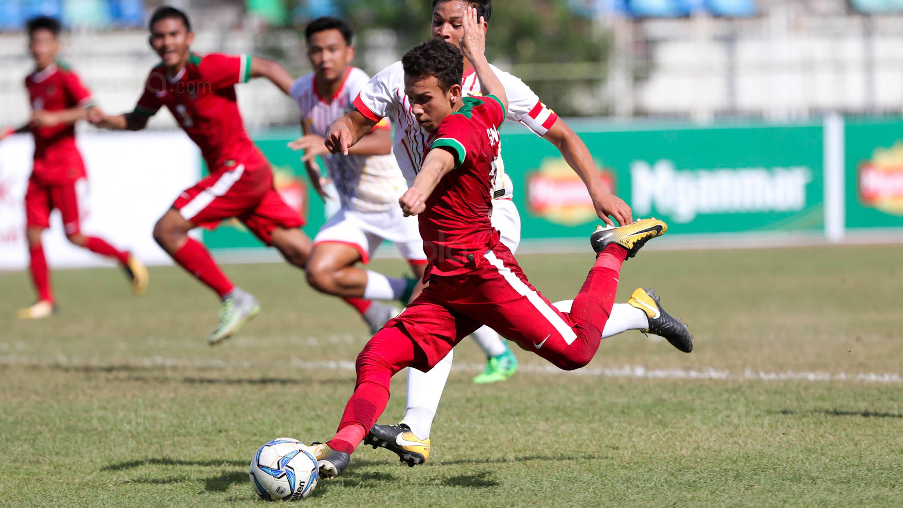 Pemain Timnas Indonesia U-19, Egy Maulana Vikri, melepaskan tendangan saat pertandingan melawan Brunei Darussalam pada laga Piala AFF U-18 di Stadion Thuwunna, Rabu (13/9/2017). Indonesia menang 8-0 atas Brunei Darussalam. (Liputan6.com/Yoppy Renato)