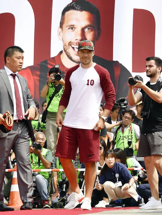 Penyerang Lukas Podolski menyapa penggemarnya saat upacara penyambutan di Kobe, Jepang barat, (6/7). Vissel Kobe kabarnya membayar €2,6 juta guna menebus Penyerang berusia 32 tahun ini. (Tsuyoshi Ueda/Kyodo News via AP)