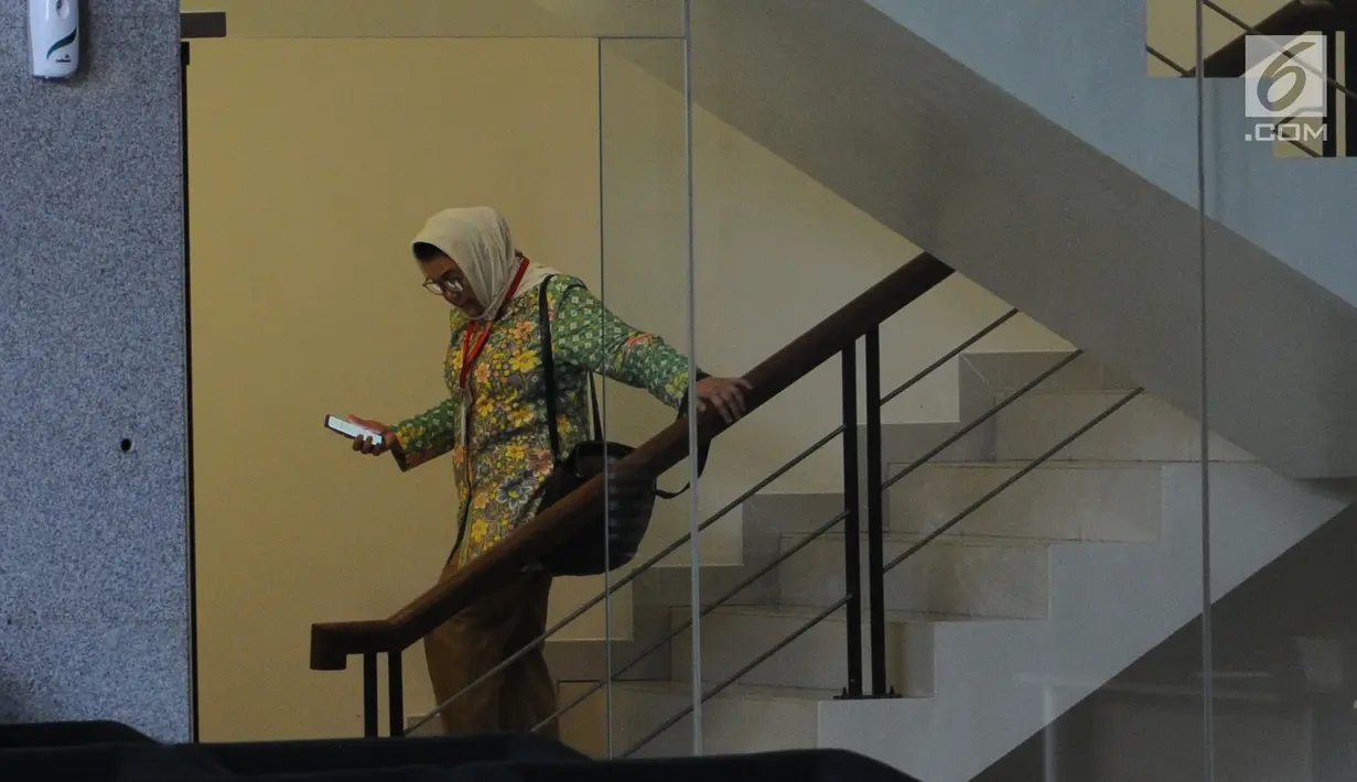Triyuni Soemartono usai menjalani pemeriksaan di gedung KPK, Jakarta, Jumat (1/2). Triyuni diperiksa terkait dugaan korupsi pengadaan paket penerapan kartu tanda penduduk berbasis nomor induk kependudukan secara nasional (E-KTP). (Merdeka.com/Dwi Narwoko)