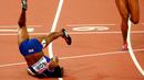 Sprinter Inggris, Tiffany Porter, terjatuh setelah melewati garis finis lari gawang 100m putri Kejuaraan Dunia Atletik 2015 di Stadion Nasional, Beijing, Tiongkok. (28/8/2015). (Reuters/David Gray)