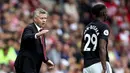 Pelatih Manchester United, Ole Gunnar Solskjaer, memberikan instruksi kepada Aaron Wan-Bissaka pada laga Premier League di Stadion St Mary's, Southampton, Sabtu (31/8). Kedua klub bermain imbang 1-1. (AP/Mark Kerton)
