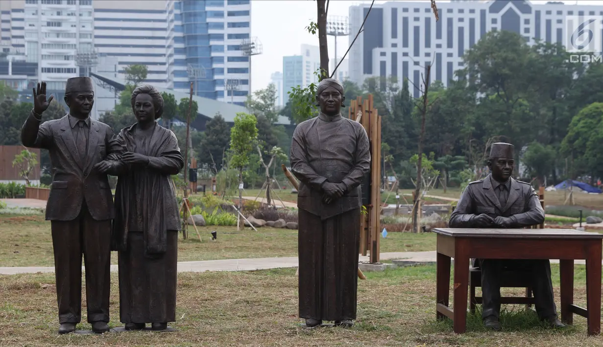 Tiga patung Presiden RI, Soekarno, Soeharto dan BJ Habibie serta ibu negara Hasri Ainun Habibie (kanan ke kiri) terpasang di Hutan Kota Kompleks GBK, Rabu (19/9). Pembangunan hutan kota ini bagian penataan kawasan GBK. (Liputan6.com/Helmi Fithriansyah)
