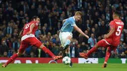 Gelandang Manchester City, asal Belgia , Kevin De Bruyne (tengah)  telah mengoleksi 9 assists bersama Manchester City hingga pekan ke-25 Liga Premier Inggris.  (AFP/Paul Ellis)