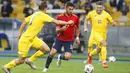 Pemain Spanyol, Ferran Torres, berusaha melewati pemain Ukraina, Ruslan Malinovskiy, pada laga UEFA Nations League di Stadion Olimpiyskiy, Rabu (14/10/2020). Ukraina menang dengan skor 1-0. (AP/Efrem Lukatsky)