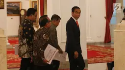 Presiden Joko Widodo berjalan untuk memberikan keterangan pers terkait rencana pemindahan Ibu Kota Negara di Istana Negara, Jakarta, Senin (26/8/2019). Presiden Jokowi secara resmi mengumumkan keputusan pemerintah untuk memindahkan ibu kota negara ke Kalimantan Timur. (Liputan6 com/Angga Yuniar)