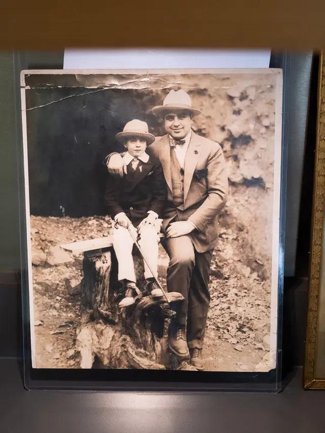FOTO: Perhiasan hingga Senjata Peninggalan Gangster Al Capone Segera Dilelang