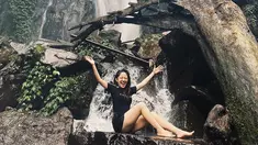Natalie Zenn terlihat ceria saat berada di bawah air terjun dengan aliran air yang terbilang deras. Tak takut hanyut, wanita 22 tahun ini sukses mencuri perhatian lewat penampilannya dengan outfit santai. (Liputan6.com/IG/@nataliezenn24)
