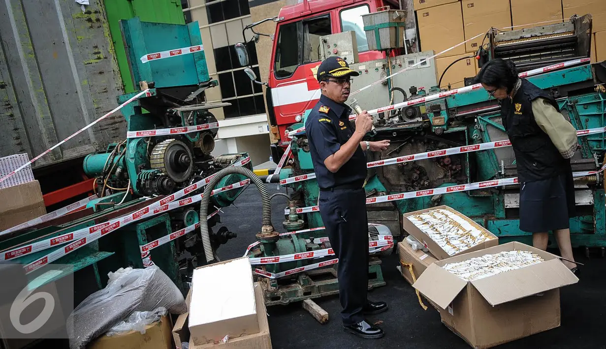 Dirjen Bea Cukai menyita rokok ilegal sejumlah 11.266.600 batang, satu unit mesin pembuat rokok merek Shenzen yang berkapasitas produksi 1.500 batang rokok per menit, Jumat (30/9). (Liputan6.com/Faizal Fanani)