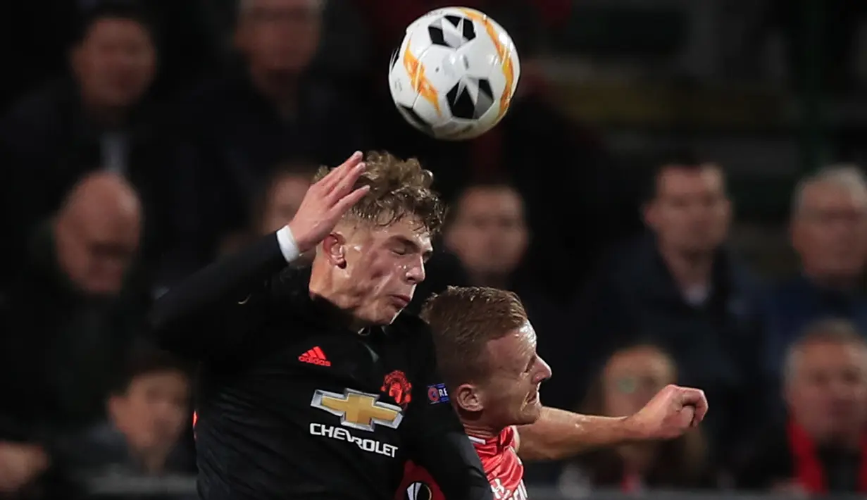 Pemain Manchester United, Brandon Williams berebut bola udara dengan pemain AZ Alkmaar, Dani de Wit pada lanjutan pertandingangrup L Liga Europa di stadion ADO Den Haag, Belanda (3/10/2019). MU bermain imbang 0-0 atas AZ Alkmaar. (AP Photo/Peter Dejong)