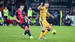 Bertanding di markas Cagliari, Sardegna Arena, Inter Milan sempat kesulitan di babak pertama. Tuan rumah bisa memaksa bermain imbang 0-0 di babak pertama. (Gianluca Zuddas/LaPresse via AP)