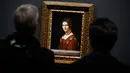 Awak media melihat lukisan "La Belle Ferronniere" karya Leonardo Da Vinci di museum Louvre, Paris, Selasa (22/10/2019). Louvre Paris, rumah Mona Lisa, menggelar pameran terbesar  Leonardo da Vinci memperingati 500 tahun wafatnya maestro Italia itu yang dibuka 24 Oktober mendatang (AP/Thibault Camus)