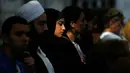 Seorang wanita muslim menghadiri misa di Katedral Rouen, Prancis, Minggu (31/7). Muslim di penjuru Prancis menghadiri misa sebagai solidaritas atas pembunuhan pastor Jacques Hamel oleh militan Islam. (Charly Triballeau/AFP)