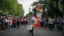 Sebagai informasi, ogoh-ogoh merupakan karya seni patung dalam kebudayaan Bali yang menggambarkan kepribadian Bhuta Kala. Tampak dalam foto, para penganut Hindu membawa Ogoh-ogoh, patung yang melambangkan roh jahat, selama pawai menjelang Nyepi di Surabaya pada Rabu 18 Maret 2026. (JUNI KRISWANTO/AFP)
