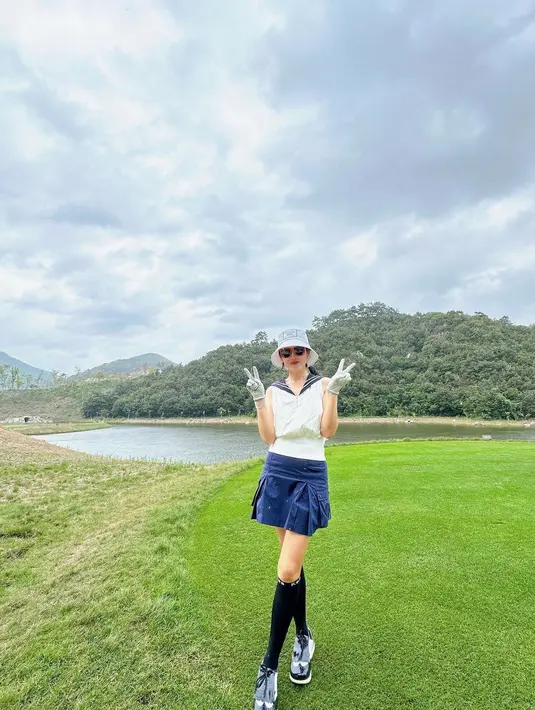 <p>Semua foto yang diambil Hyun Bin kali ini komposisinya memang terlihat bagus, bahkan hasil jepretannya juga membuat Ye Jin tampak jenjang. "Keterampilan fotografinya semakin baik!" pujinya. (Foto: Instgaram/ yejinhand)</p>