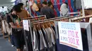 Pengunjung memilih koleksi pakaian di salah satu stand pada gelaran JakCloth di halaman Istora Senayan, Jakarta, Senin (4/6). JakCloth berlangsung hingga 10 Juni 2018. (Liputan6.com/Helmi Fithriansyah)