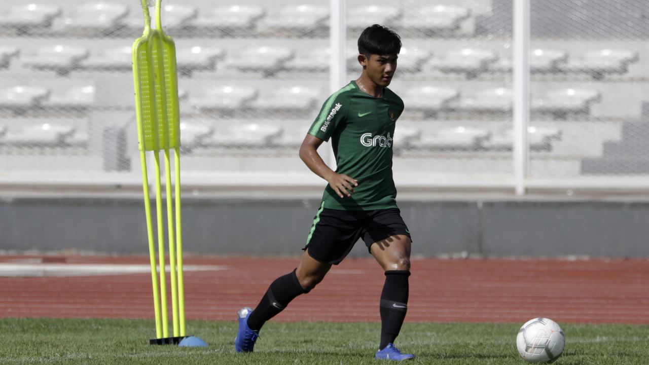 Pemain Timnas Indonesia U-22, Firza Andika, mengontrol bola. (Bola.com/Yoppy Renato)