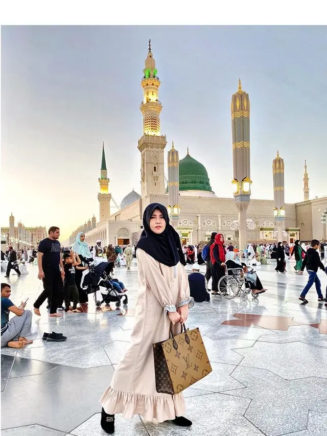 Baru Selesai Umrah, Ini 7 Gaya Via Vallen dalam Balutan Hijab