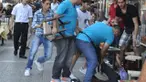 Foto-foto tindakan semena-mena manajer itu pun menyebar di sosial media dan menghebohkan netizen yang melihat perlakuan kejinya. 