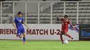 <p>Gelandang Timnas Indonesia U-20, Alexandro Kamuru (kanan) menguasai bola di depan gelandang Uzbekistan U-20, Jurabek Juraev pada laga uji coba internasional di Stadion Madya, Senayan, Jakarta, Selasa (30/1/2024). (Bola.com/M Iqbal Ichsan)</p>