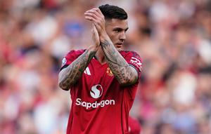 Benjamin Sesko dari Manchester United menyapa para penggemar selama pertandingan&nbsp;Premier League&nbsp;antara Manchester United dan Arsenal di Stadion Old Trafford di Manchester, Inggris, Minggu, 17 Agustus 2025. (Foto AP/Dave Thompson)