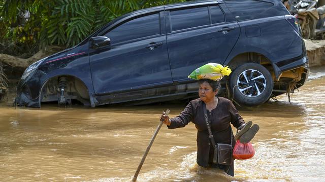 Banjir Sumatera: Penampakan Tumpukan Kayu Gelondongan di Desa Tukka Tapanuli Tengah