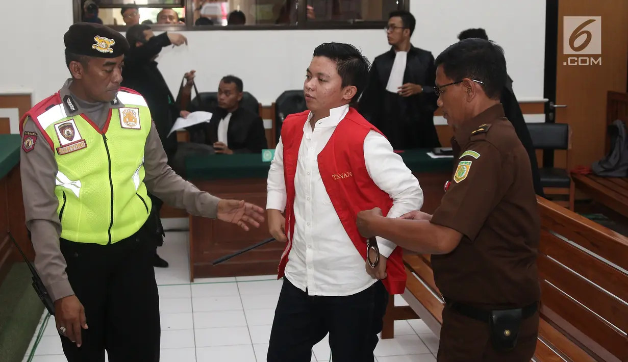 Petugas memborgol Komisaris First Travel Kiki Hasibuan usai menjalani sidang vonis di Pengadilan Negeri Depok, Jawa Barat, Rabu (30/5). Kiki divonis 15 tahun penjara dan denda 5 miliar rupiah subsider 8 bulan penjara. (Liputan6.com/Herman Zakharia)