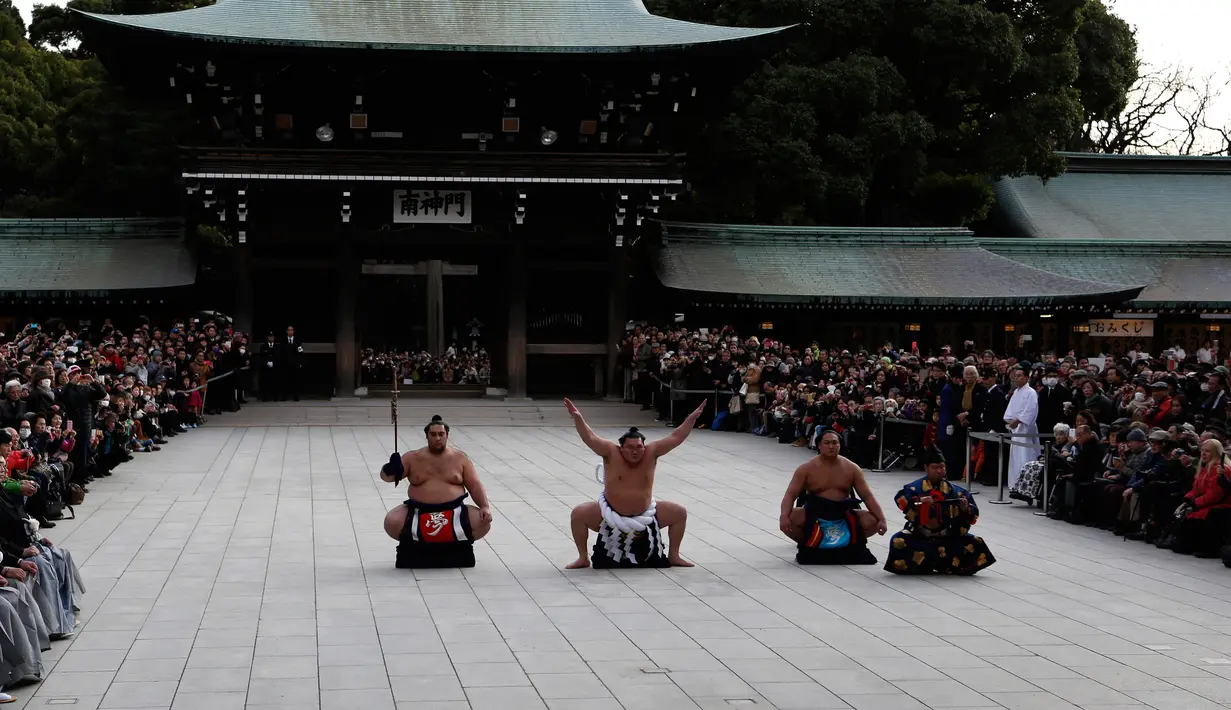 Yokozuna Hakuho (kedua kiri) melakukan gerakan ritual tahunan di Tokyo, Jepang, (7/1). Ritual ini dalam perayaan tahun baru 2016. (REUTERS / Yuya Shino)