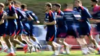 Pemain tengah timnas Kroasia, Luka Modric (tengah) saat sesi latihan persiapan jelang EURO 2024 di base camp tim di Neuruppin, pada 13 Juni 2024. (GABRIEL BOUYS/AFP)
