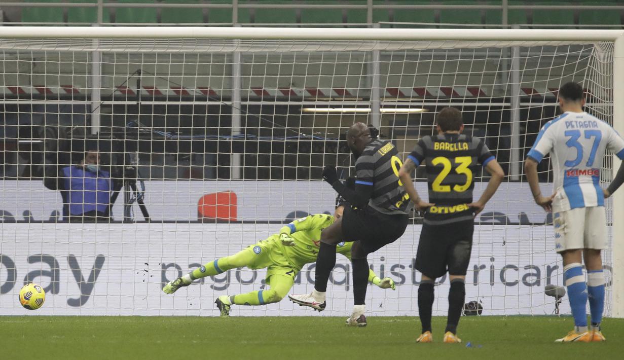 Striker Inter Milan, Romelu Lukaku, mengecoh penjaga gawang Napoli, David Ospina, untuk mencetak gol lewat eksekusi penalti dalam laga lanjutan Liga Italia 2020/21 Serie A pekan ke-12 di San Siro Stadium, Rabu (16/12/2020). Inter menang 1-0 atas Napoli. (AP/Luca Bruno)