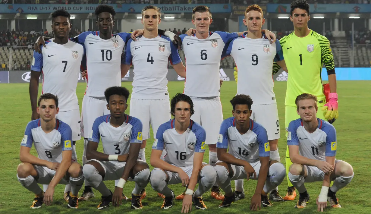 Timnas Amerika Serikat berfoto sebelum menghadapi Inggris pada laga perempatfinal Piala Dunia U-17 2017 di Jawaharlal Nehru Stadium, India (21/10/2017). Bersama Brasil, Amerika Serikat menjadi negara dengan penampilan terbanyak di ajang Piala Dunia U-17. Dari total 19 kali penyelenggaraan termasuk edisi 2023 di Indonesia, Amerika Serikat hanya sekali absen pada edisi 2013 di Uni Emirat Arab. (AFP/Indranil Mukherjee)