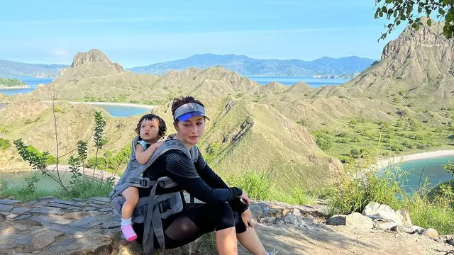 5 Potret Awet Muda Eva Anindita Saat Momong 3 Anak
