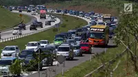 Sejumlah kendaraan pemudik memadati Jalan Tol Cipali, Jawa Barat mengarah ke Jakarta, Kamis (29/6). Memasuki H+4 Lebaran, arus balik dari Jawa Tengah menuju Jakarta masih terpantau ramai lancar. (Liputan6.com/Faizal Fanani)