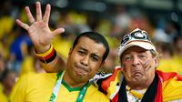 Suporter Brasil dan suporter Jerman pada laga semifinal Piala Dunia 2014 di Stadion The Mineirao (8/7/2014). Jerman menang 7-1 atas Brasil. (AFP/Fabrice Coffrini)