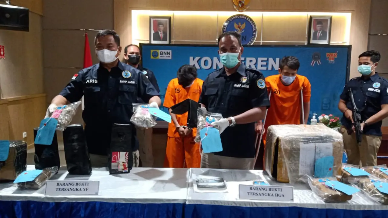 3 Pengedar ganja di Jatim diamankan BNN Jatim. (Dian Kurniawan/Liputan6.com)