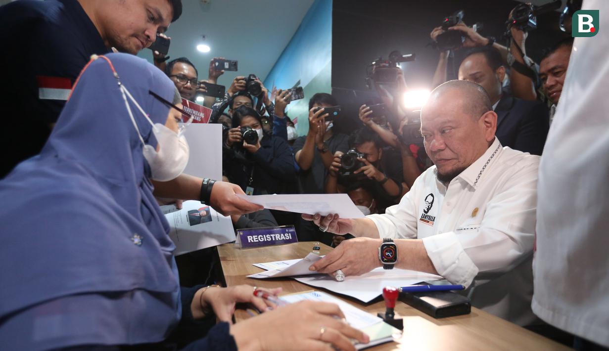 <p>Bakal Calon Ketua Umum PSSI, AA La Nyalla Mahmud Mattalitti menyerahkan berkas pendaftaran Bakal Calon Ketua Umum PSSI kepada Staff PSSI yang berlangsung di GBK Arena, Jakarta, Jumat (13/01/2023). (Bola.com/Bagaskara Lazuardi)</p>